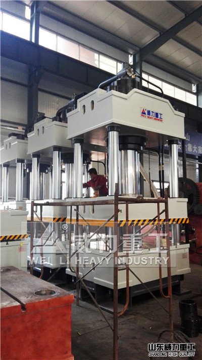 四柱液壓機車間