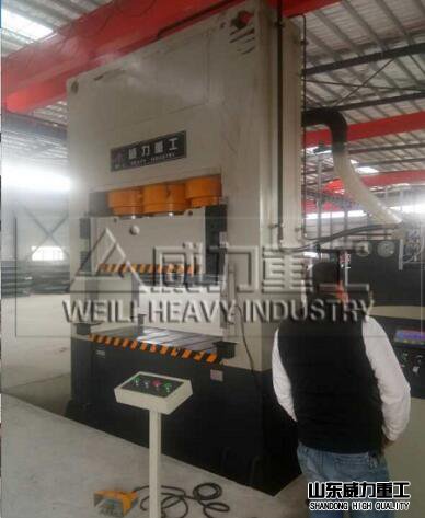 800噸框架式液壓機客戶現(xiàn)場