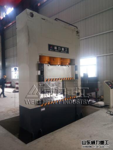 800噸框架式液壓機客戶現(xiàn)場