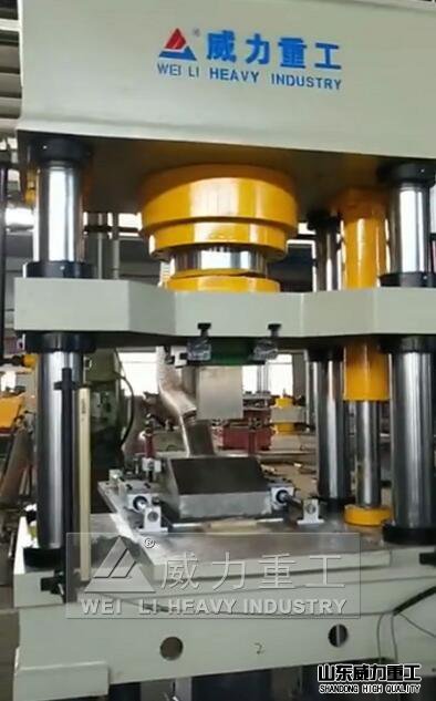 200噸液壓機(jī)車(chē)間