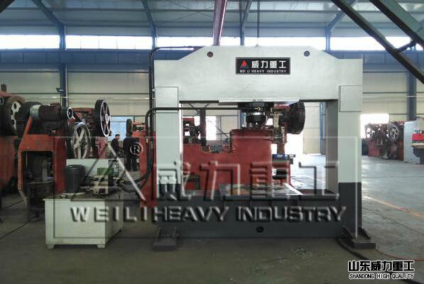 200噸龍門液壓機(jī)