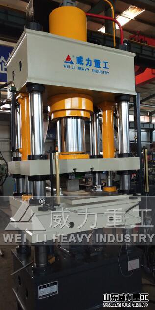 山東威力重工陶瓷粉末液壓機加工車間