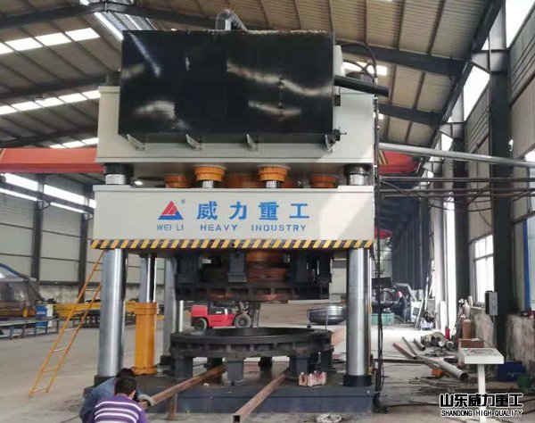 1000噸封頭拉伸液壓機加工車間
