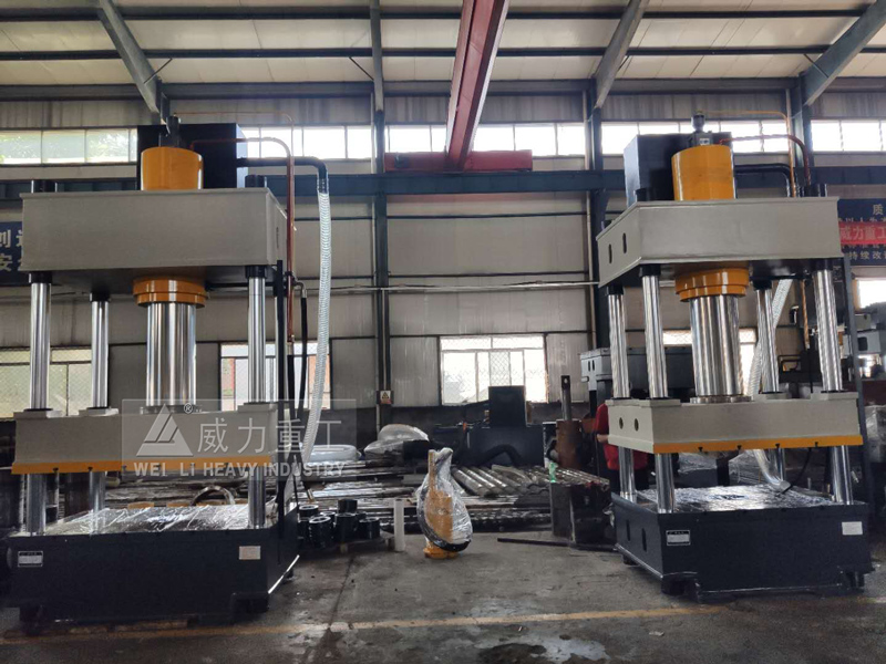 客戶定做多臺復合漏糞板液壓機