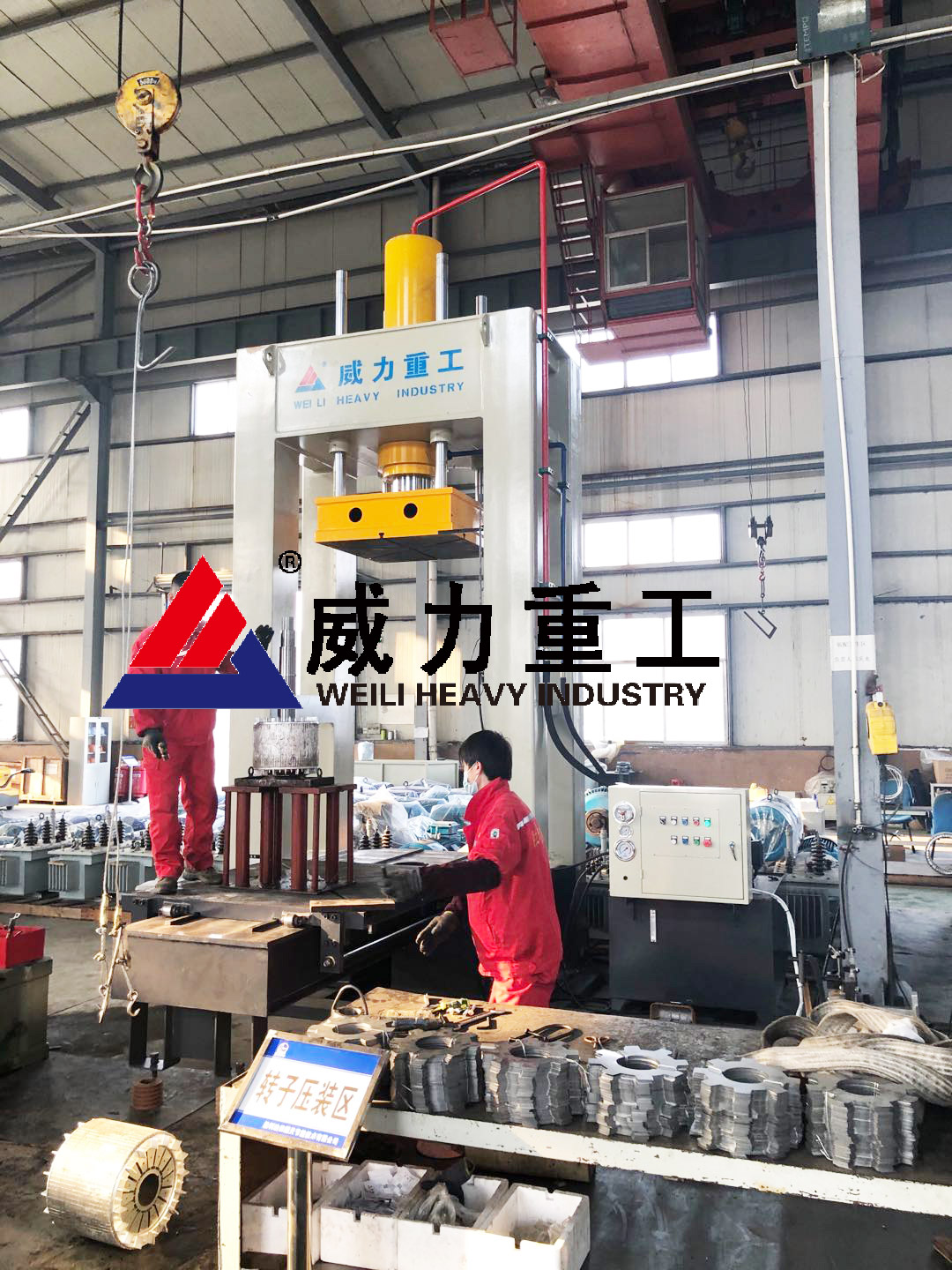 200噸龍門液壓機(jī)客戶現(xiàn)場(chǎng)