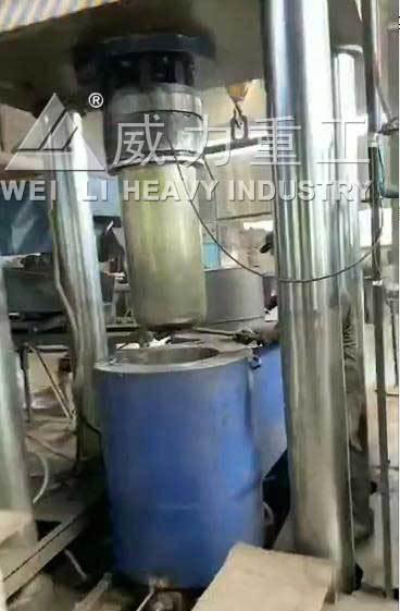 四柱液壓機(jī)壓制碳素坩堝流程