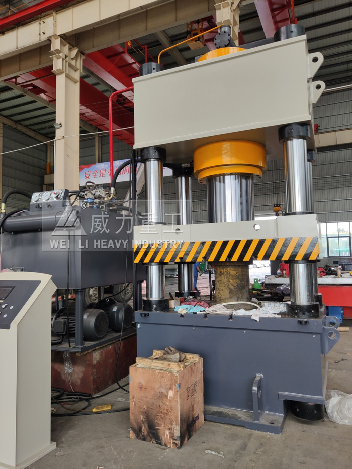 山東威力重工坩堝蓋液壓機