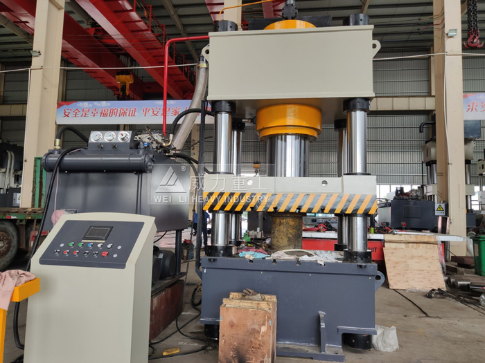 坩堝蓋液壓機加工車間