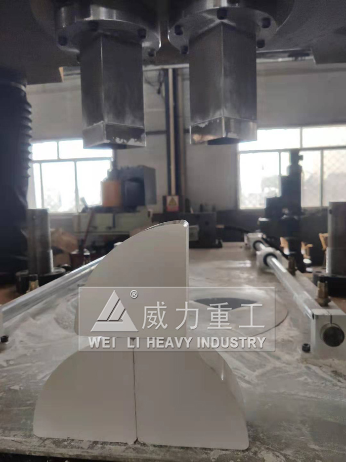 四柱液壓機壓制粉末過程